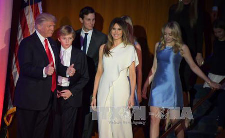 Ông Donal Trump (trái) cùng các thành viên trong gia đình mừng chiến thắng ở New York, ngày 8/11.